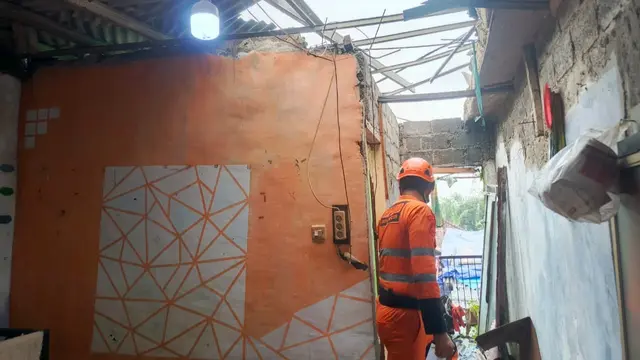 Belasan rumah di Bogor Rusak karena hujan dan angin kencang