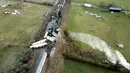 Rangkaian kereta terhempas ke luar rel menyusul kecelakaan yang terjadi di Georgetown, Kentucky, Amerika Serikat, Senin (19/3). Kecelakaan melibatkan dua kereta barang. (Ron Garrison/Lexington Herald-Leader via AP)