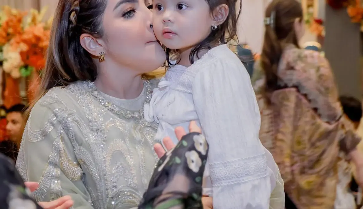 Rambut panjang Ashanty ditata dengan braided band yang terlihat manis [@ashanty_ash]