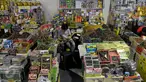 Penjual menunggu buah kurma dagangannya di pasar Tanah Abang, Jakarta, Jumat (26/6/2015). Memasuki Ramadan, penjualan kurma meningkat karena buah asal Timur Tengah ini banyak dikonsumsi untuk berbuka puasa. (Liputan6.com/Johan Tallo)