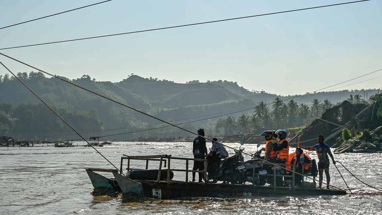 FOTO: Rakit Mandiri Jadi Akses Warga Pasca Putusnya Jembatan Ulee Jalan