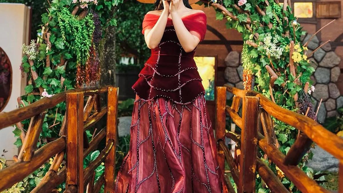 Potret Glamor Naura Ayu Jadi Snow White Sehari, Tampil Bold dengan Gaun Merah