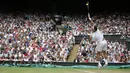 Petenis Swiss, Roger Federer saat bertanding melawan Marin Cilic dari Kroasia pada pertandingan final tunggal putra Kejuaraan Wimbledon 2017 di The All England Lawn Tennis Club, Wimbledon, London. (16/07). (AFP Photo / Daniel Leal-Olivas)