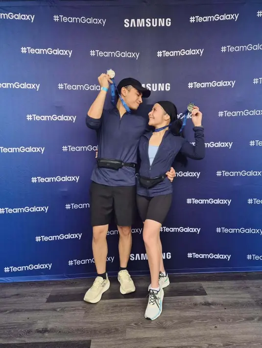 Dalam foto ini, keduanya berdiri saling berpelukan sambil memamerkan medali kemenangan, momen manis yang memperlihatkan kekompakan mereka tak hanya dalam hubungan, tapi juga sebagai partner dalam aktivitas. Tatapan penuh cinta dan senyum tulus keduanya menjadi pelengkap sempurna dari gaya serasi yang mereka tunjukkan.