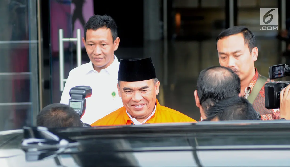 Bupati Jepara nonaktif, Ahmad Marzuki menuju mobil tahanan usai pemeriksaan di Gedung KPK, Jakarta, Jumat (14/6/2019). Ahmad Marzuki diperiksa sebagai tersangka suap terkait putusan atas praperadilan kasus dugaan korupsi penggunaan dana bantuan partai politik di PN Semarang. (merdeka.com/Dwi Narwoko