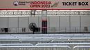 <p>Tiket Box di Istora Senayan menjelang Indonesia Open 2023 pada Senin (12/06/2023). Ketua Panpel Armand Darmadji mengungkapkan bahwa tahun ini akan menjadi edisi terakhir turnamen BWF Super 1000 tersebut di Istora Senayan sebelum dipindahkan ke arena yang lebih besar yakni Indoor Multifunction Stadium. (Bola.com/Bagaskara Lazuardi)</p>