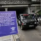 Kendaraan melintas di lokasi pemasangan papan sosialisasi uji coba pembatasan lalu lintas ganjil-genap di Jakarta, Senin (25/7). Penerapan sistem ganjil-genap akan dimulai pada 27 Juli hingga 26 Agustus 2016. (Liputan6.com/Yoppy Renato)