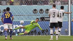 Seperti Argentina, Jerman pun unggul terlebih dahulu atas Jepang lewat gol via eksekusi penalti pada menit ke-33. Ilkay Gundogan yang maju sebagai algojo tanpa kesulitan mampu menaklukkan Shuici Gonda. (AP/Eugene Hoshiko)