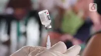 Petugas medis menyiapkan vaksinasi Covid-19 untuk lansia dan tenaga pendidik di Gor Total Persada, Kota Tangerang, Selasa (8/6/2021). Vaksinasi tersebut untuk melindungi mereka dari Covid-19 yang tengah mewabah. (Liputan6.com/Angga Yuniar)