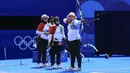 <p>Atlet panahan putri Indonesia, Rezza Octavia (depan) melepaskan anak panah pada laga perempatfinal panahan beregu putri Olimpiade Paris 2024 menghadapi China di Invalides Arena, Paris, Minggu (28/7/2024). Indonesia kalah 1-5 dari China. (Dok. NOC Indonesia/Naif Muhammad Al'as)</p>