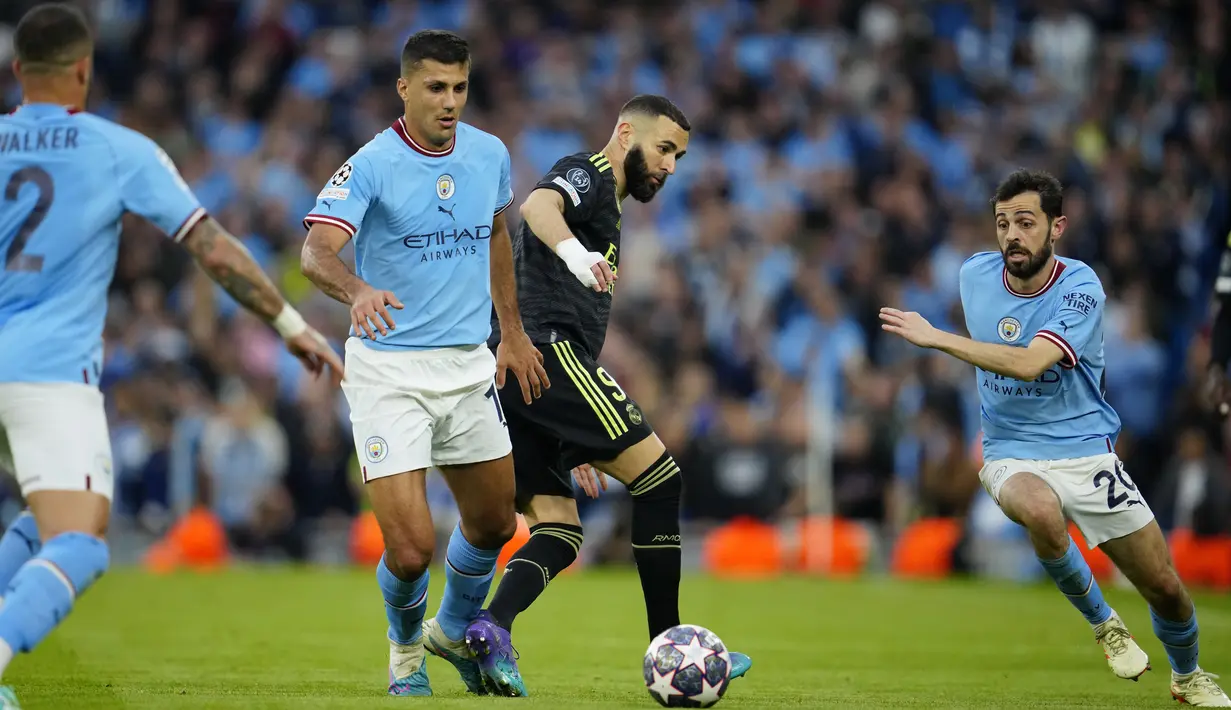 Manuel Akanji dan sontekan Julian Alvarez di paruh kedua menambah derita Los Blancos, yang membuat Man City menang 4-0. (AP Photo/Jon Super)