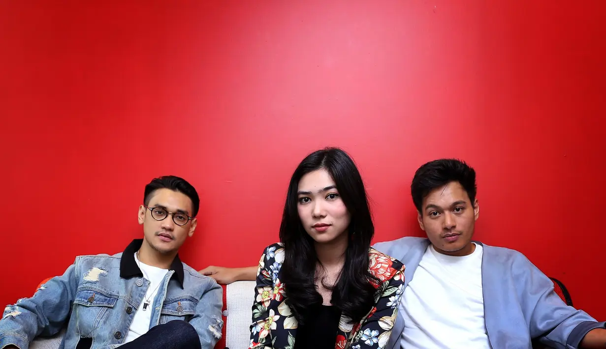Isyana mengaku, bahwa proses pembuatan single tersebut terbilang seru. Berawal dari dua penyanyi, Afgan dan Rendy yang sedang mentok dalam mencari ide. (Daniel Kampua/Bintang.com)