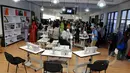 Kegiatan di sekolah fashion SMK NU Banat Kudus, Jawa Tengah di sela-sela peresmian sekolah ini sebagai sekolah fashion, Rabu (11/3/2015). (Liputan6.com/Panji Diksana)