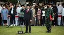 Menteri Sekretaris Negara (Mensesneg) RI Pratikno memimpin upacara pemakaman Menpan RB Tjahjo Kumolo di Taman Makam Pahlawan Kalibata, Jakarta, Jumat (1/7/2022). Tjahjo Kumolo meninggal dunia di Rumah Sakit Abdi Waluyo Jakarta Pusat sekitar pukul 11.10 WIB. (Liputan6.com/Faizal Fanani)