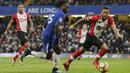 Aksi pemain Chelsea, Victor Moses (kiri) melewatia adangan pemain Southampton, Ryan Bertrand pada laga Premier League di Stamford Bridge, London, (16/12/2017). Chelsea menang 1-0. (AP/Tim Ireland)