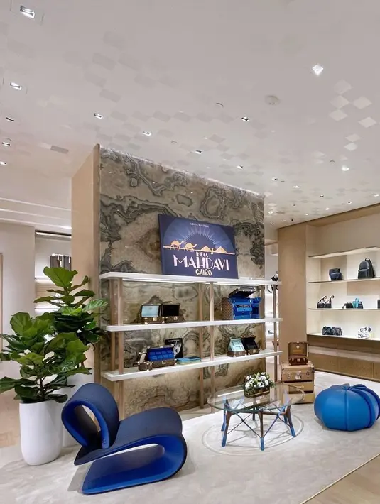 Tata area ruang tamu dengan gaya atraktif dengan dominasi warna biru. Signature Armchair Outdoor karya Frank Chou, Serpentine Table dari Atelier Oï dan Merengue garapan Campana Brothers tepat untuk dikoleksi. / Foto dok: Louis Vuitton.