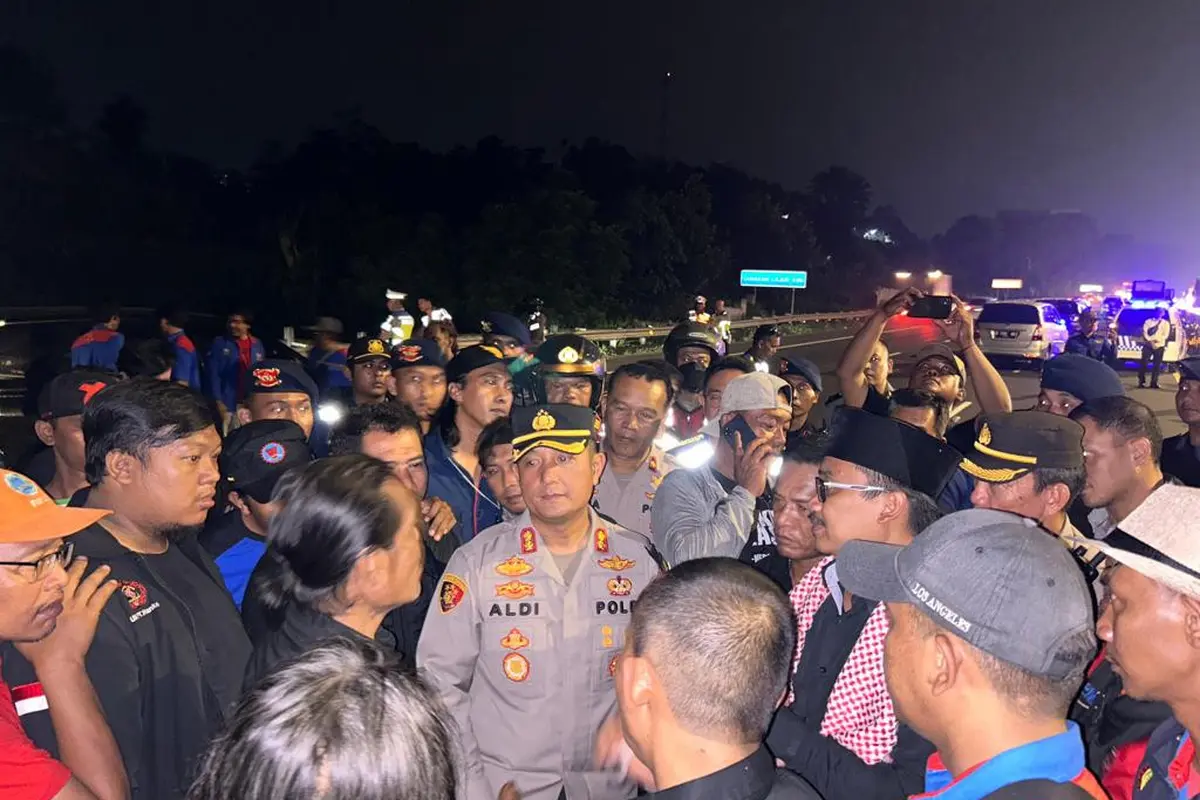 Kapolres Cimahi, AKBP Aldi Subartono melakukan dialog dengan para buruh di ruas Jalan Tol Cipularang. Setelah dialog akhirnya buruh membubarkan diri dan arus lalu di Km 117 mulai mencair (Istimewa)
