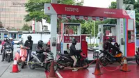Sejumlah pengendara motor antre mengisi BBM di SPBU di Jakarta, Selasa (3/1/2023).Selain menurunkan harga Pertamax, pemerintah juga menurunkan harga Pertamax Turbo (RON 98) yang turun harga dari Rp15.200 per liter menjadi Rp14.180 per liter sejak penyesuaian harga terakhir. (Liputan6.com/Angga Yuniar)