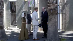 Duchess of Sussex Meghan Markle bersama suaminya, Pangeran Harry berbincang saat mengunjungi Masjid Auwal, Cape Town, Afrika Selatan (24/9/2019).Kunjungan Pangeran Harry dan Meghan Markle merupakan rangkaian tur 10 hari pasangan kerajaan Inggris itu di Afrika. (AFP Photo/David Harrison)