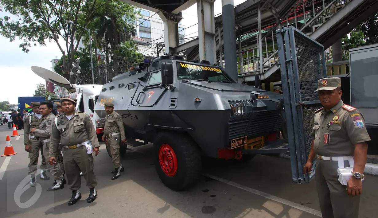 Barracuda disiagakan di depan Kantor KPUD DKI Jakarta, Rabu (21/9). 364 personel gabungan dari Polda Metro dan Polres Jakpus disiagakan untuk mengamankan pendaftaran calon gubernur dan wakil gubernur Pilgub DKI 2017. (Liputan6.com/Immanuel Antonius)