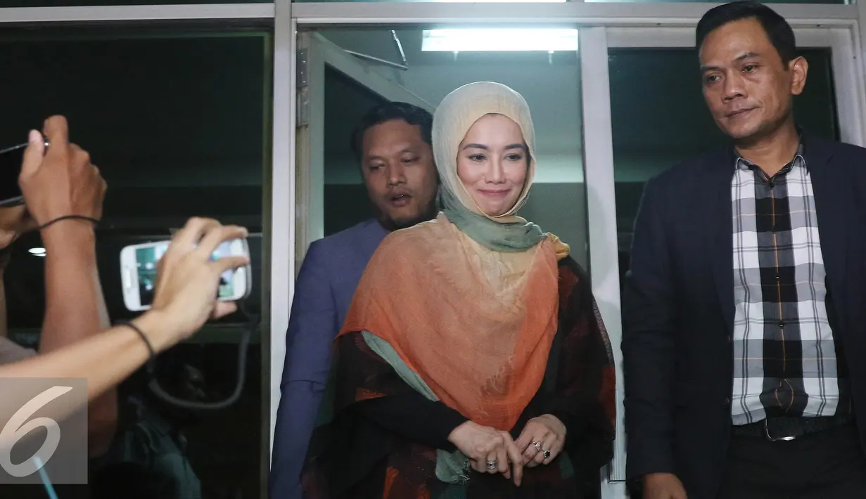 Reza Artamevia bersama kuasa hukumnya setelah melaporkan Gatot Brajamusti di Sentra Pelayanan Kepolisian Terpadu (SPKT) Polda Metro Jaya, Jakarta (07/10). (Liputan6.com/Herman Zakharia)