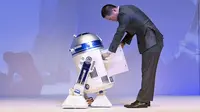 Menariknya, lemari es robot R2-DR ini bisa dikontrol dengan menggunakan remot kontrol!