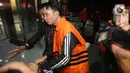 Bupati Rejang Lebong, Muhammad Fikri Thobari, saat digiring petugas naik mobil tahanan usai menjalani pemeriksaan di Gedung Merah Putih Komisi Pemberantasan Korupsi (KPK), Jumat (11/3/2026) dini hari WIB. (Liputan6.com/Helmi Fithriansyah)