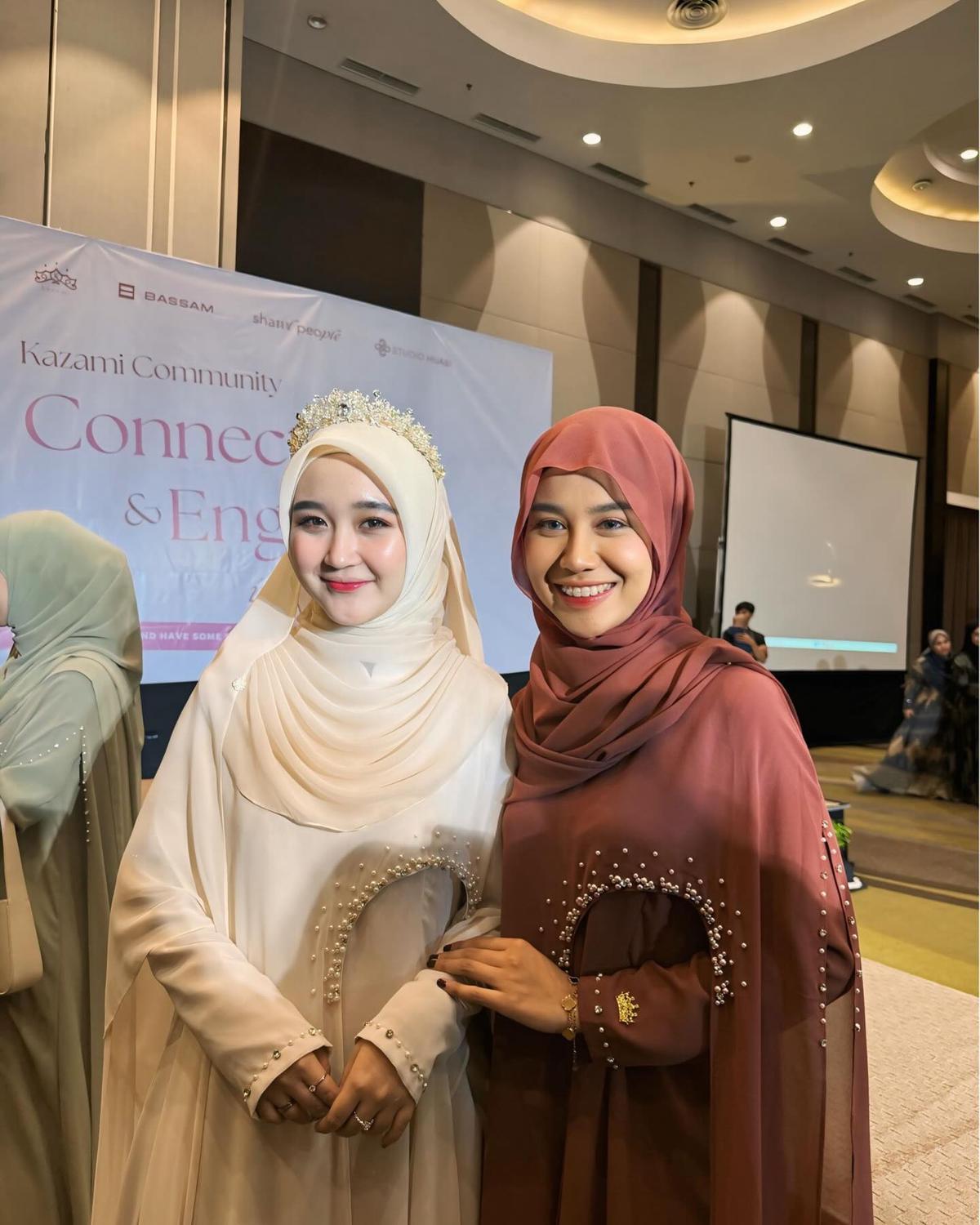 7 Potret Mayang Lucyana Tampil Pakai Gamis dan Berhijab, Kini Banjir Pujian