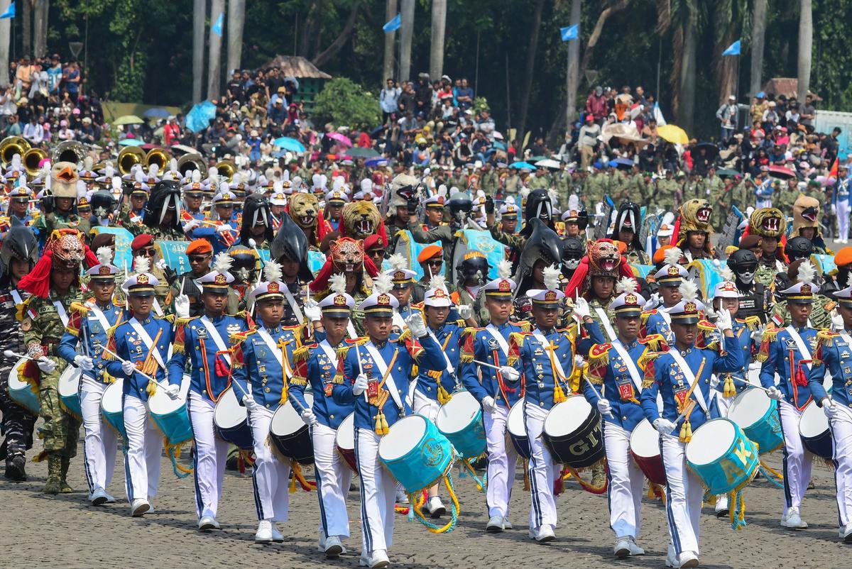 FOTO: Ribuan Warga Padati Monas Saksikan Kemegahan Parade HUT ke-80 TNI