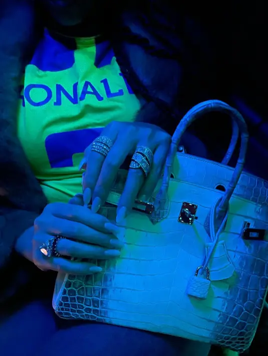 Tas seharga Rp3,8 miliar disandarkan di kursi dan kaki Georgina melayang bebas di depannnya [instagram/georginagio]