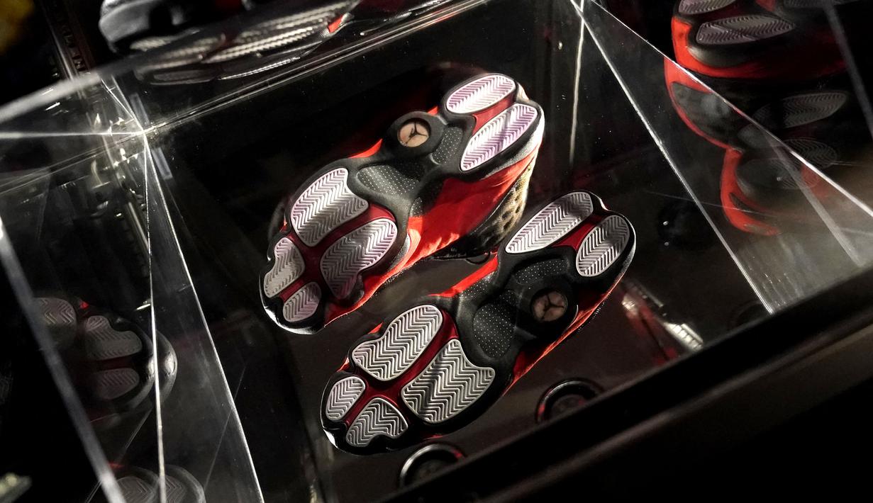 Sepasang sepatu yang pernah dikenakan superstar NBA Michael Jordan terjual seharga US$22 juta atau sekitar Rp33 miliar, Selasa (11/4/2023) waktu setempat, memecahkan rekor untuk sepatu kets yang pernah dikenakan dalam pertandingan. (Photo by TIMOTHY A. CLARY / AFP)