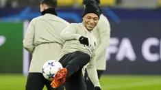 Pemain Paris Saint-Germain (PSG), Kylian Mbappe, mengontrol bola saat mengikuti sesi latihan jelang laga menghadapi Borussia Dortmund pada matchday 6 Grup F Liga Champions 2023/2024 di Stadion Signal Iduna Park, Rabu (13/12/2023). (AP Photo/Martin Meissner)