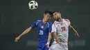 Gelandang Palestina, Sameh Maraaba, duel udara dengan gelandang Taiwan, Shaochieh Tu, pada laga Grup A Asian Games di Stadion Patriot, Jawa Barat, Jumat (10/8/2018). Kedua negara bermain imbang 0-0. (Bola.com/Vitalis Yogi Trisna)