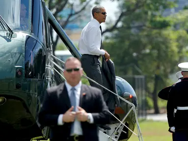 Presiden AS, Barack Obama turun dari helikopter Marine One saat tiba di hotel, Manila, Filipina (17/11). Obama akan mengadiri KTT kerjasama Ekonomi Asia-Pasifik (APEC) pada Sabtu (20/11). (REUTERS/Jonathan Ernst)