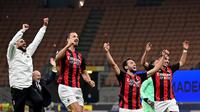 Penyerang AC Milan, Zlatan Ibrahimovic, merayakan kemenangan atas Inter Milan pada laga lanjutan Liga Italia di Stadion San Siro, Sabtu (17/10/2020) malam WIB. Dalam laga Derby Della Madonnina ini, AC Milan menang 2-1 atas Inter Milan. (AFP/Miguel Medina)