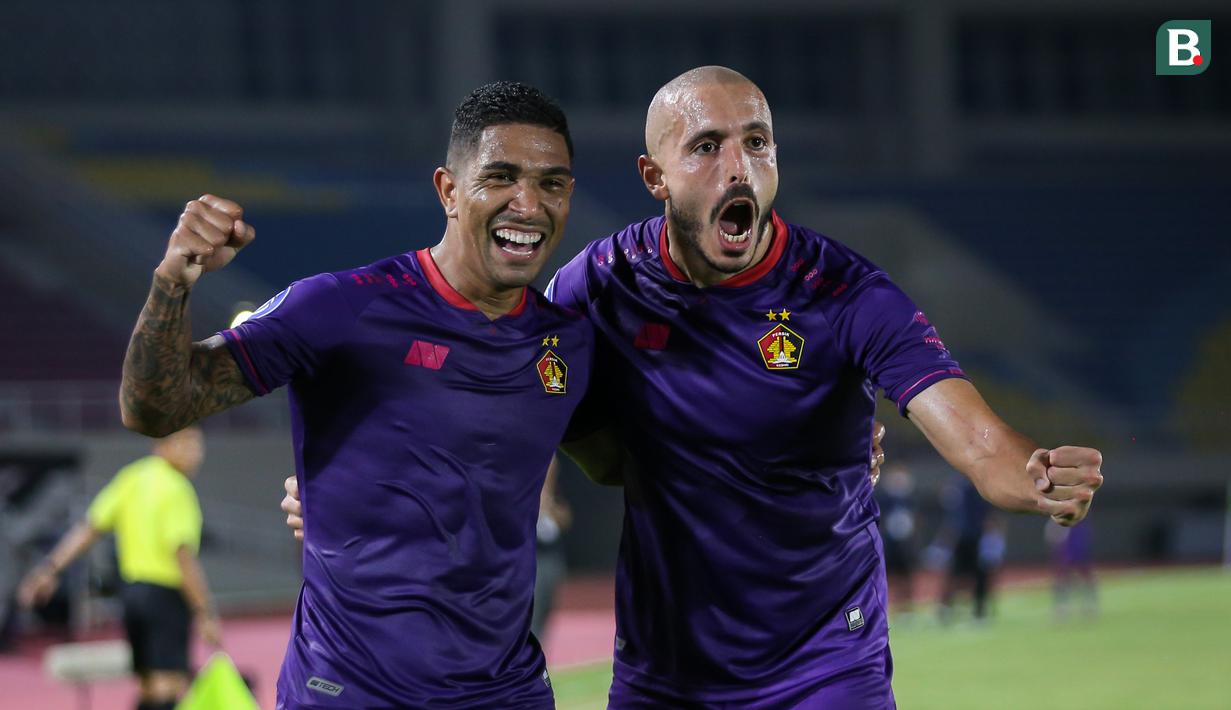 Youssef Ezzejjari (kanan) tak butuh lama untuk beradaptasi dengan sepak bola di Ingdonesia. Pemain Spanyol tersebut sukses menjelma sebagai seorang striker yang mematikan bagi Persik Kediri. Youssef tercatat telah mencetak 7 gol dari 10 penampilannya di BRI Liga 1. (Bola.com/Bagaskara Lazuardi)