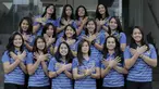 Pebasket Merpati Bali foto bersama saat berkunjung ke kantor Bola.com di Gondangdia, Jakarta, Jumat (16/3/2018). Dalam kunjungan tersebut para penggawa Merpati Bali berbagi cerita tentang persiapan Srikandi Cup 2018 seri ketiga. (Bola.com/M Iqbal Ichsan)