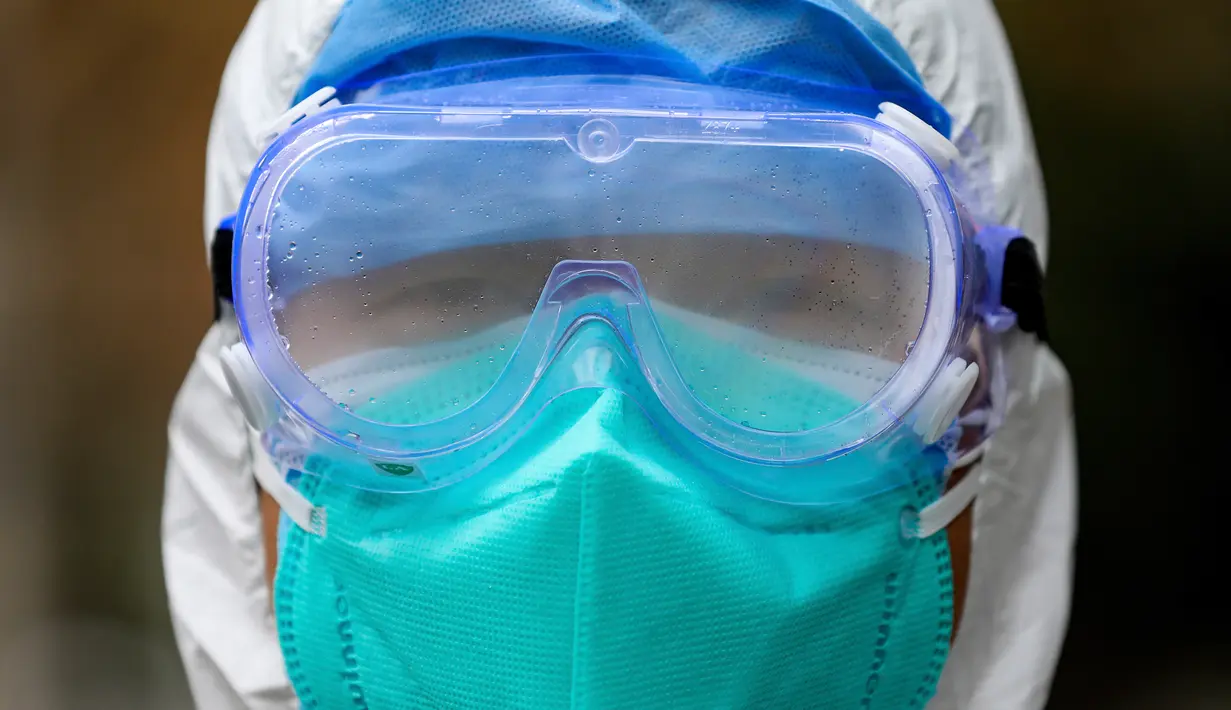 Pekerja medis memakai peralatan pelindung menyusul wabah virus corona di Wuhan, Provinsi Hubei, China, Minggu (26/1/2020). Hingga saat ini lebih dari 600 orang telah meninggal dunia akibat terjangkit virus corona yang mulai mewabah sejak akhir tahun lalu. (Chinatopix via AP)