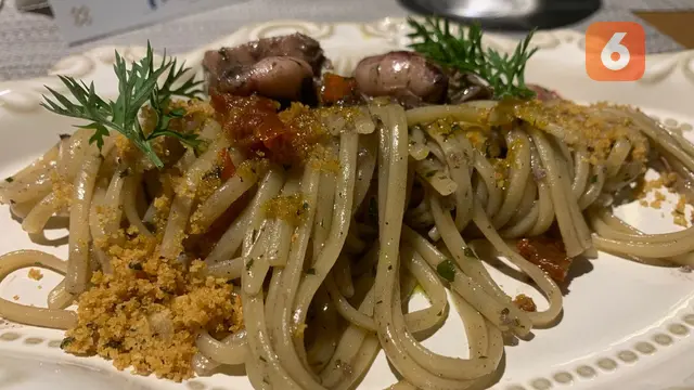 Livornese, menu pasta linguine dengan fresh tuna loin confit serta Hokkaido scallop, baby squid dan premium house made breadcrumbs