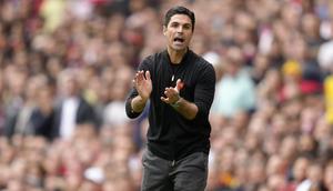 Mikel Arteta. Pelatih Arsenal asal Spanyol yang kini berusia 40 tahun ini menjadi pelatih termuda di Liga Inggris musim 2022/2023. Ia mulai menangani Arsenal pada 22 Desember 2019 menggantikan posisi pelatih caretaker Arsenal saat itu, Freddie Ljungberg. Sebelumnya Mikel Arteta menjadi asisten pelatih Pep Guardiola di Manchester City sejak 3 Juli 2016. Hingga 8 laga pada musim 2022/2023 ini Arsenal dibawanya menduduki puncak klasemen sementara dengan mengoleksi 21 poin dari hasil 7 kali menang dan 1 kali kalah. (AP/Kirsty Wigglesworth)