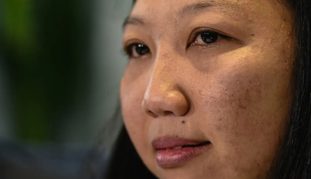 Erwiana Sulistyaningsih, TKI yang bekerja di Hongkong menggelar konfrensi pers, Hongkong, (22/12). Erwiana menerima uang ganti rugi Rp 1,4 miliar setelah pengadilan Hong Kong memvonis Law Wan-tung karena melakukan penyiksaan. (AFP PHOTO / Anthony Wallace)