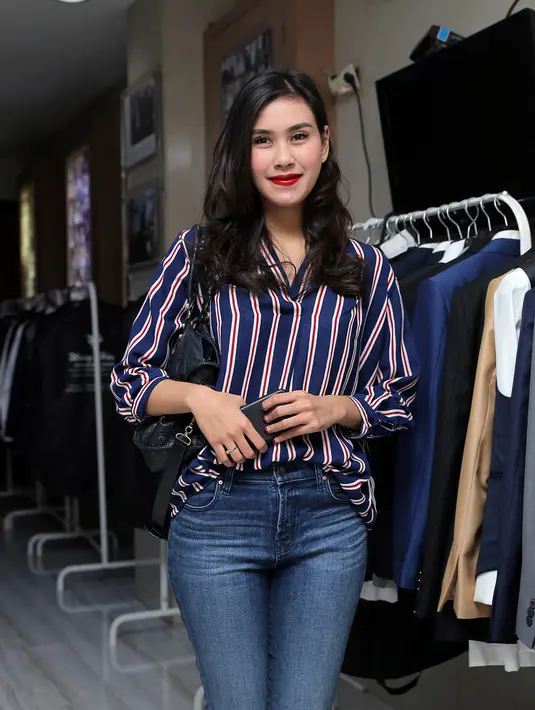 "Setuju perutnya makin buncit. Gimana dua bulan lagi?" ucap Syahnaz Shadiqa di kawasan Pondok Indah, Jakarta Selatan, Rabu (7/2/2018). (Deki Prayoga/Bintang.com)