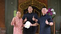 Gubernur Bali I Wayan Koster, Menpora Dito Ariotedjo (tengah), dan Ketua KOI atau NOC Raja Sapta Oktohari setelah pertemuan membahas ANOC World Beach Games 2023 di rumah jabatan Gubernur Bali Jaya Sabha, pada Jumat pagi (14/4/2023). (Bola.com/Alit Binawan)