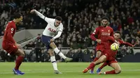 Gelandang Tottenham Hotspur, Dele Alli menembak bola ke arah gawang Liverpool saat bertanding di Liga Inggris di Stadion Tottenham Hotspur di London, Inggris, Sabtu (11/1/2020). Liverpool menang 1-0 atas Tottenham. (AP Photo/Matt Dunham)