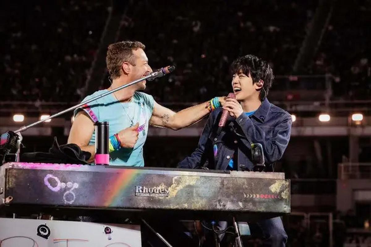 Potret Jin BTS Tampil ala Rocker dalam Balutan CELINE di Konser Coldplay Seoul, Bikin Penonton Heboh
