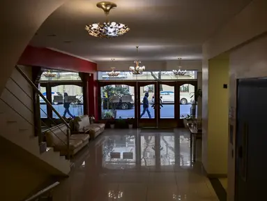 Pemandangan lobi kosong Hotel Alpino, di Buenos Aires, Argentina pada 15 Juni 2021. Pembatasan akibat pandemi corona Covid-19 telah menyebabkan penurunan jumlah wisatawan selama setahun di Argentina. (RONALDO SCHEMIDT / AFP)