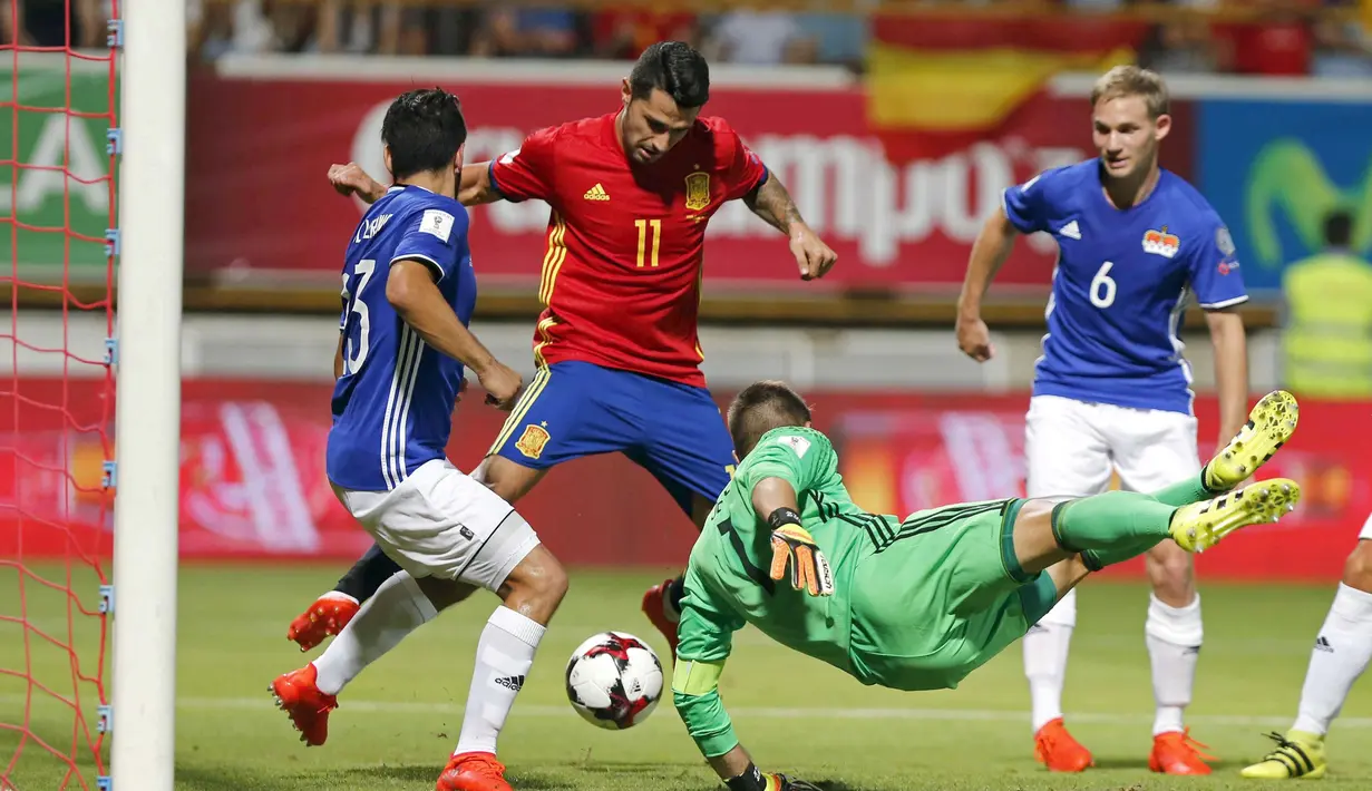 Penyerang Spanyol, Vitolo Machin (2kiri) berebut bola dengan para pemain Liechtenstein, pada kualifikasi piala dunia 2018 di Reyno de Leon Stadium, Leon (6/9/2016) dini hari WIB. (EPA/J.L.Cereijido)