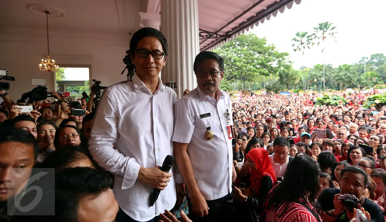 Plt Gubernur DKI Djarot Syaiful Hidayat bergabung bersama musisi Addie MS dan warga menyanyikan lagu nasional di Balai Kota DKI Jakarta, Rabu (10/5). Aksi ini sebagai dukungan terhadap Ahok yang divonis 2 tahun penjara (Liputan6.com/Johan Tallo)
