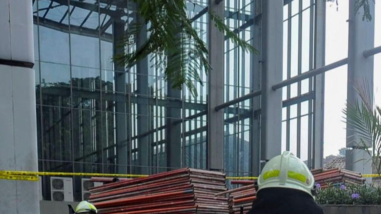 Aktivitas petugas pemadam usai melakukan pendinginan lokasi Gedung A Museum Nasional yang terbakar.