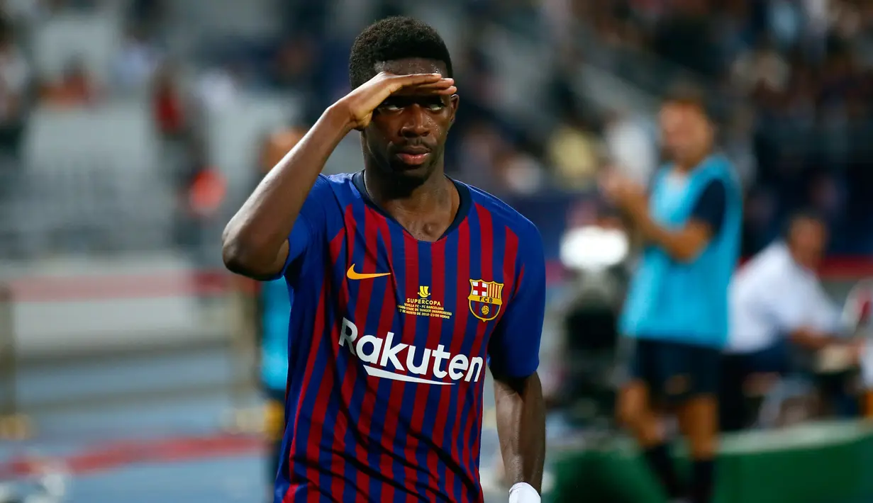 Gelandang Barcelona, Ousmane Dembele berselebrasi usai mencetak gol ke gawang Sevilla dalam Piala Super Spanyol di Tangier, Maroko, (13/8). Barcelona meraih gelar ke-13 di Piala Super Spanyol terbanyak ketimbang tim lain. (AP Photo/Mosa'ab Elshamy)